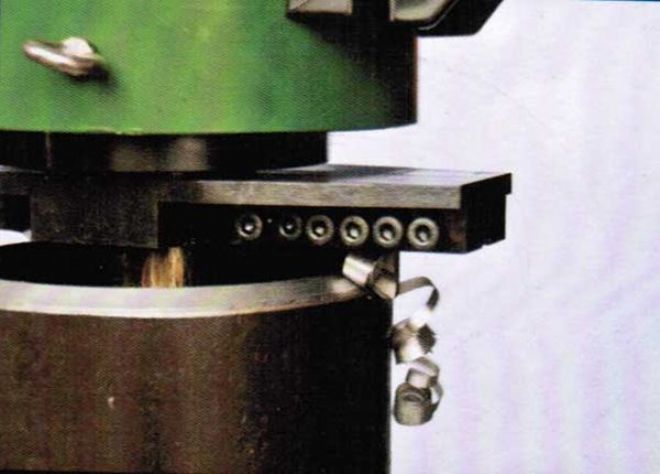 點(diǎn)擊查看詳細(xì)信息<br>標(biāo)題：管子坡口機(jī)工作照 閱讀次數(shù)：10873