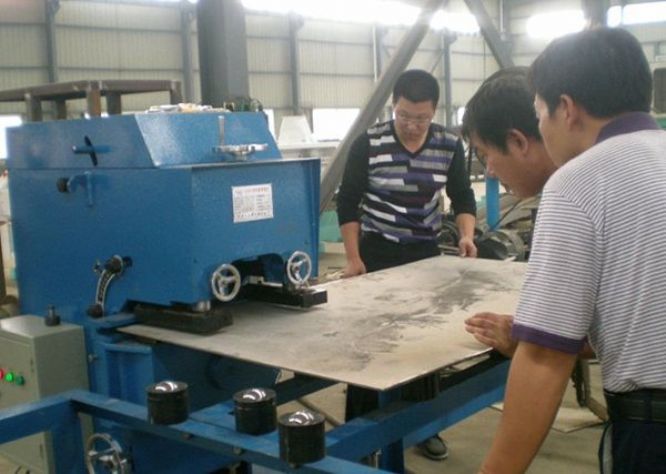 點(diǎn)擊查看詳細(xì)信息<br>標(biāo)題：固定式平板坡口機(jī)工作照 閱讀次數(shù)：11026